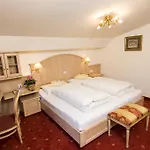 Alpenhotel Fernau Отель Нойштифт-им-Штубайталь